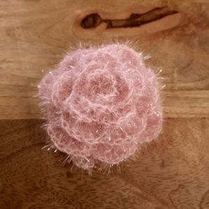 Eponge lavable en forme de rose – Crochetée à la main – Violet clair