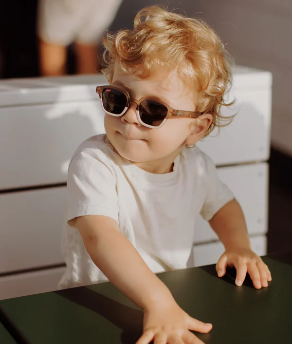 lunettes-de-soleil-enfants-anti-uv-bicolores-marron-beige-hello-hossy.jpg
