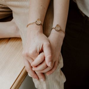 Les Petites Hirondelles – Bracelet doré en bois taille S – Coccinelle