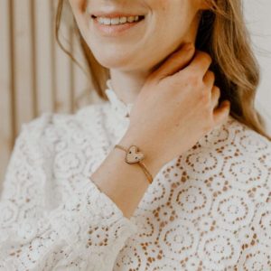 Les Petites Hirondelles – Bracelet doré en bois taille S – Coeur