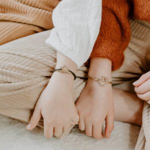 Les Petites Hirondelles – Bracelet vert en bois taille S – Montagne