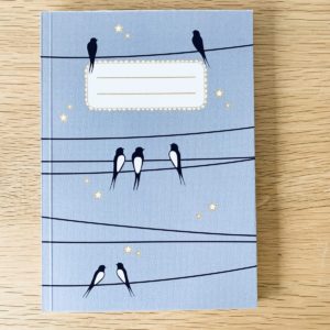 Les petites hirondelles – Carnet en papier, feuilles blanches A5 – Ciel Bleu