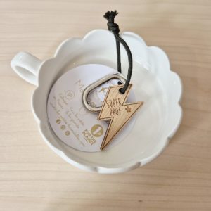 Les Petites Hirondelles – Porte clé éclair vert – Super prof