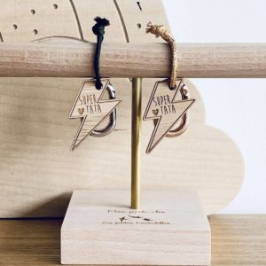 Les Petites Hirondelles – Porte clé éclair doré –  »Super tata »