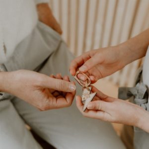 Les Petites Hirondelles – Porte clé éclair doré –  »Super tata »