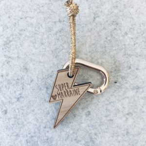 Les Petites Hirondelles – Porte clé éclair doré –  »Super marraine »