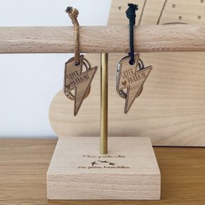 Les Petites Hirondelles – Porte clé éclair doré –  »Super marraine »