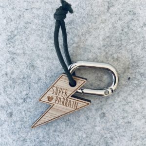 Les Petites Hirondelles – Porte clé éclair vert –  »Super parrain »